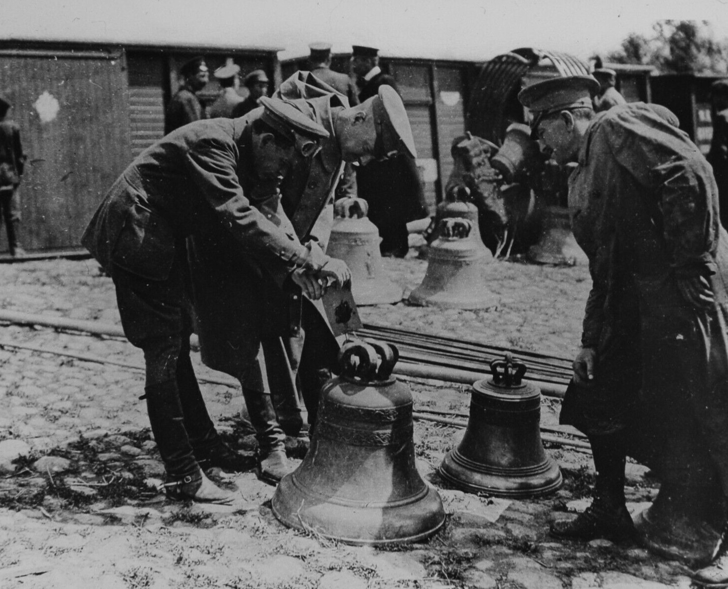 Photo WW1 RUSSIAN TROOPS REMOVING CHURCH BELLS Magic Lantern Slide ANTIQUE