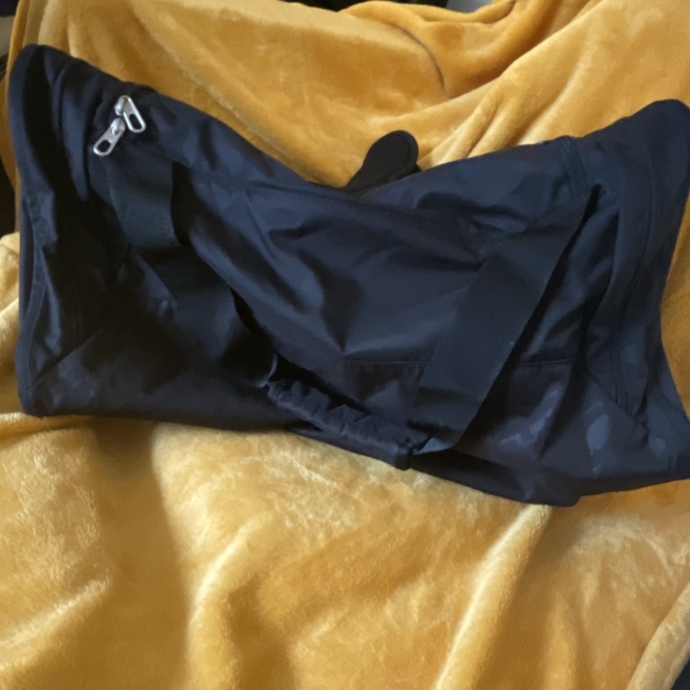 Nike Large Black Grip Gym Bag Zip Closure Adjustable Strap