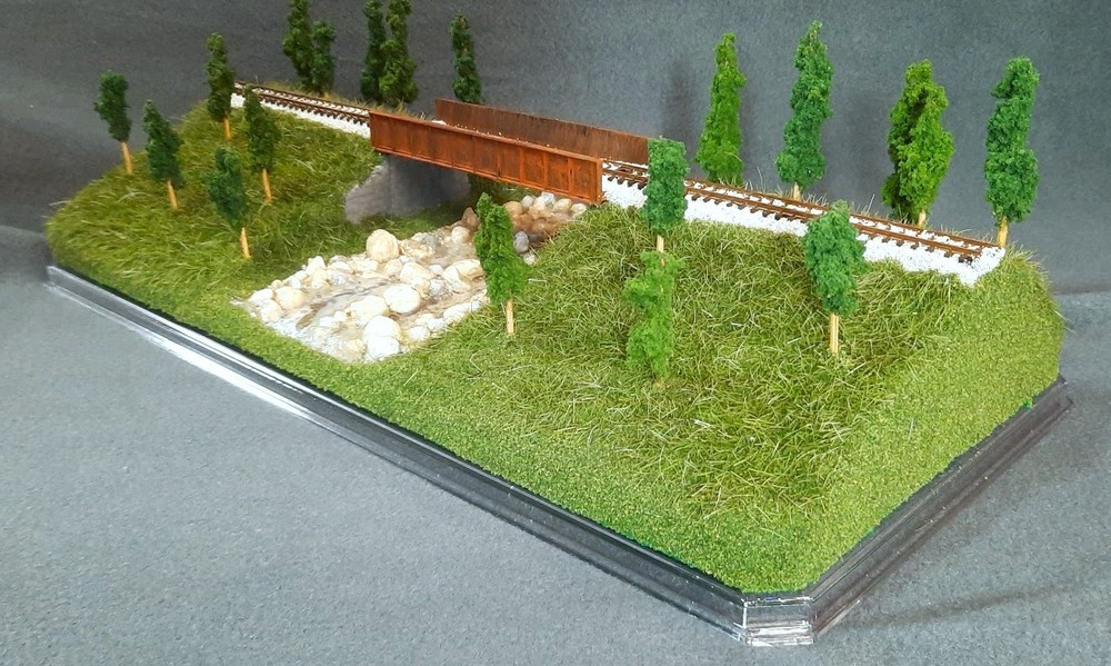 N SCALE- SINGLETRACK 16"-BRIDGE w/ STREAM "SUMMER SCENE" TRAIN DISPLAY CASE