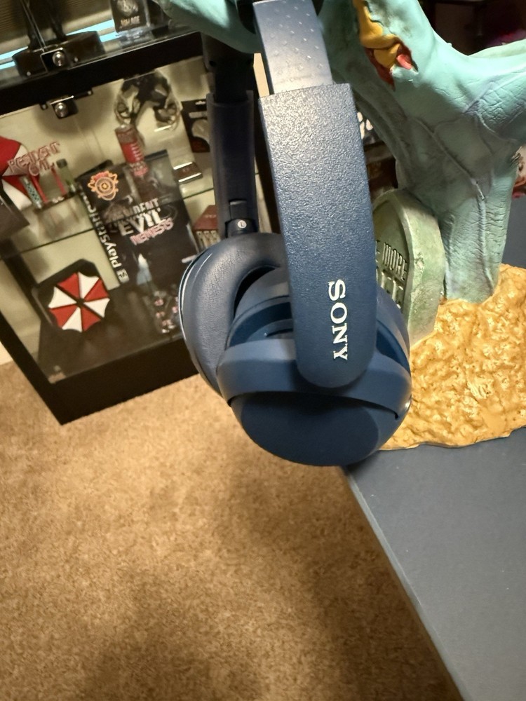 Sony Headset W Controller And Headset Zombie Stand And Red Dragon Wireless Mouse