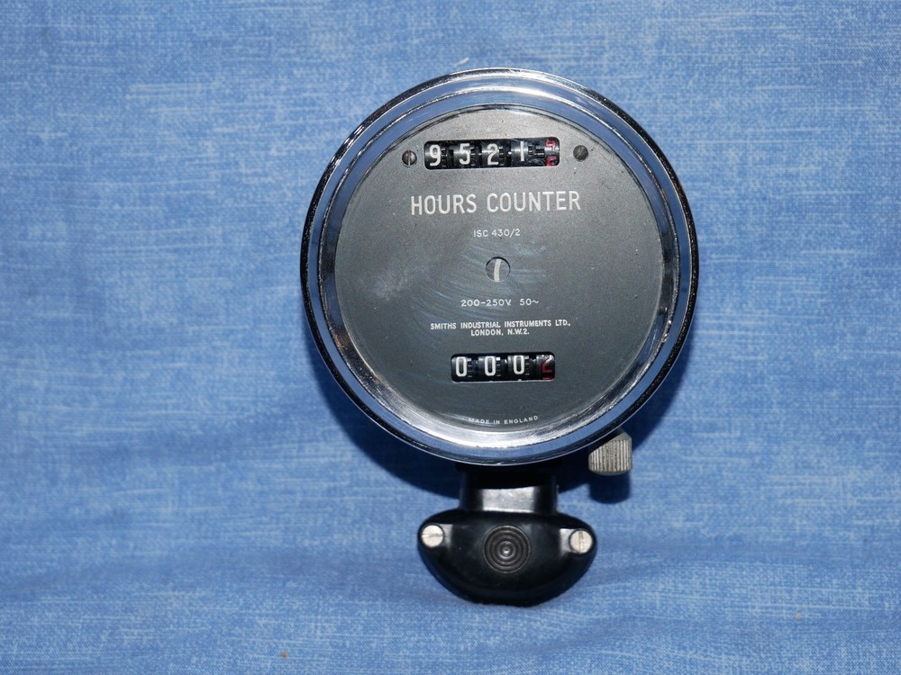 SMITHS INSTRUMENTS HOURS COUNTER - 240/250 VOLT