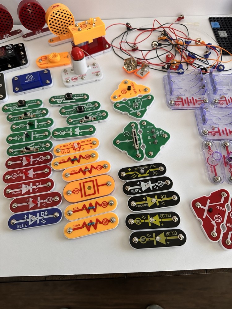 Electronic Snap Circuits Large LOT Elenco STEM Educational