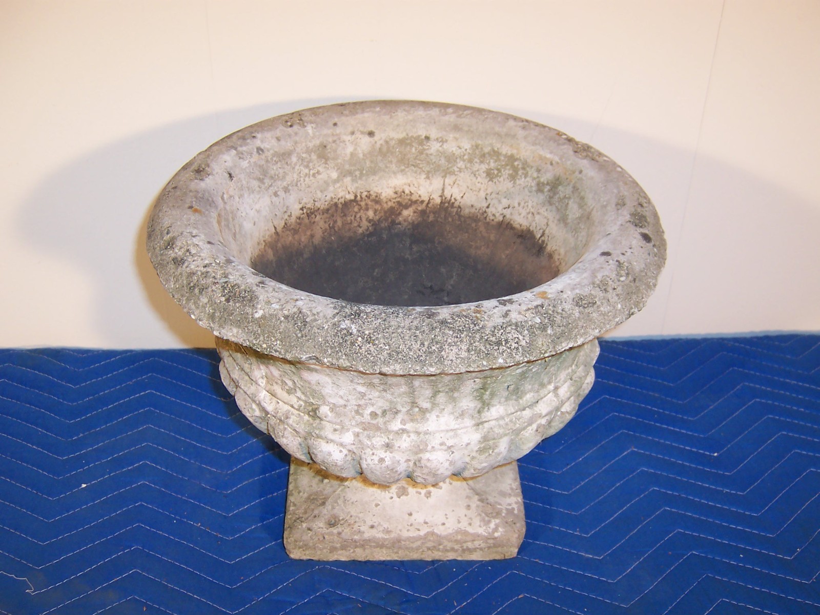 Nice Antique Weathered Concrete Garden Flowerpot Planter Urn Old White Paint