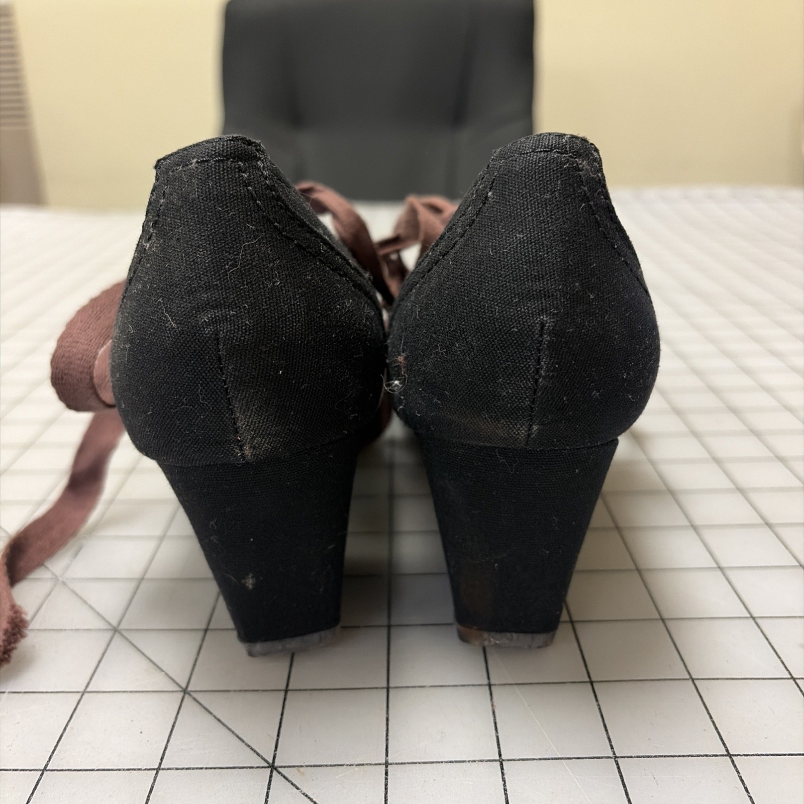 'Costume' style Women's Colonial era Shoes with tan tape ribbon, SZ 10 (W)