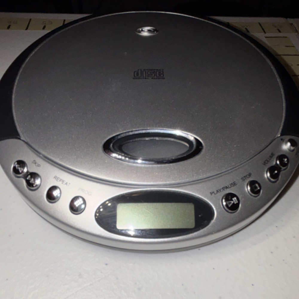 Durabrand CD-566 Programmable CD Player Silver/Black LCD Display Repeat