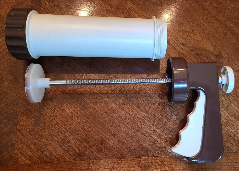 VINTAGE Fuller KITCHEN WORKS COOKIE MAKER "gun" 1976 includes Instructions/guide