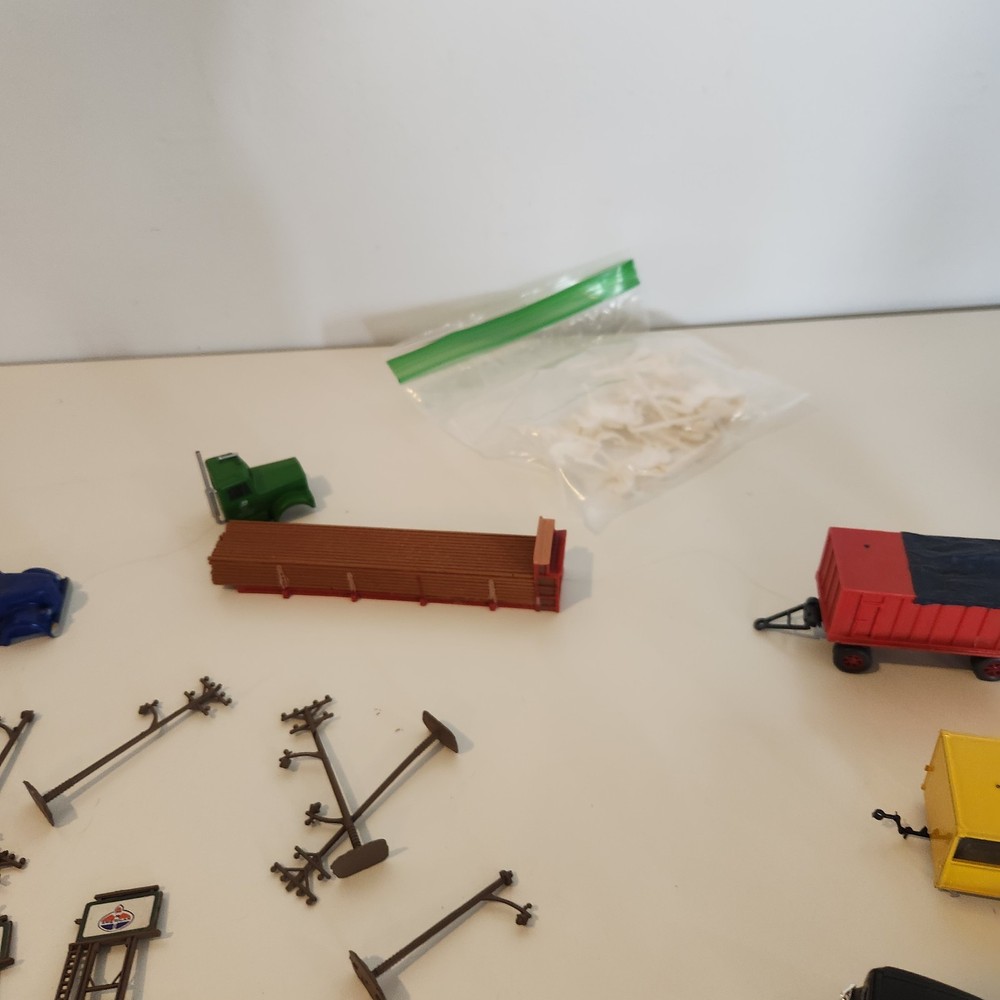 HO Train Scale Model Vehicle and Accessory Lot