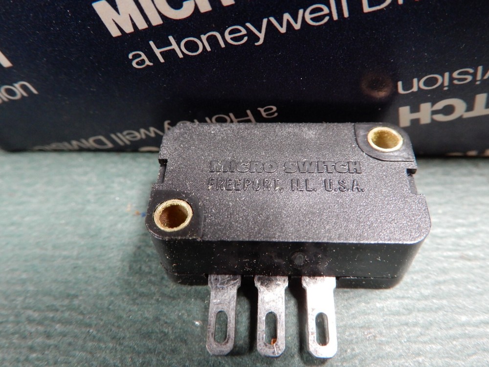 Micro Switch 37XL11-01 Micro Switches Qty 16 NOS