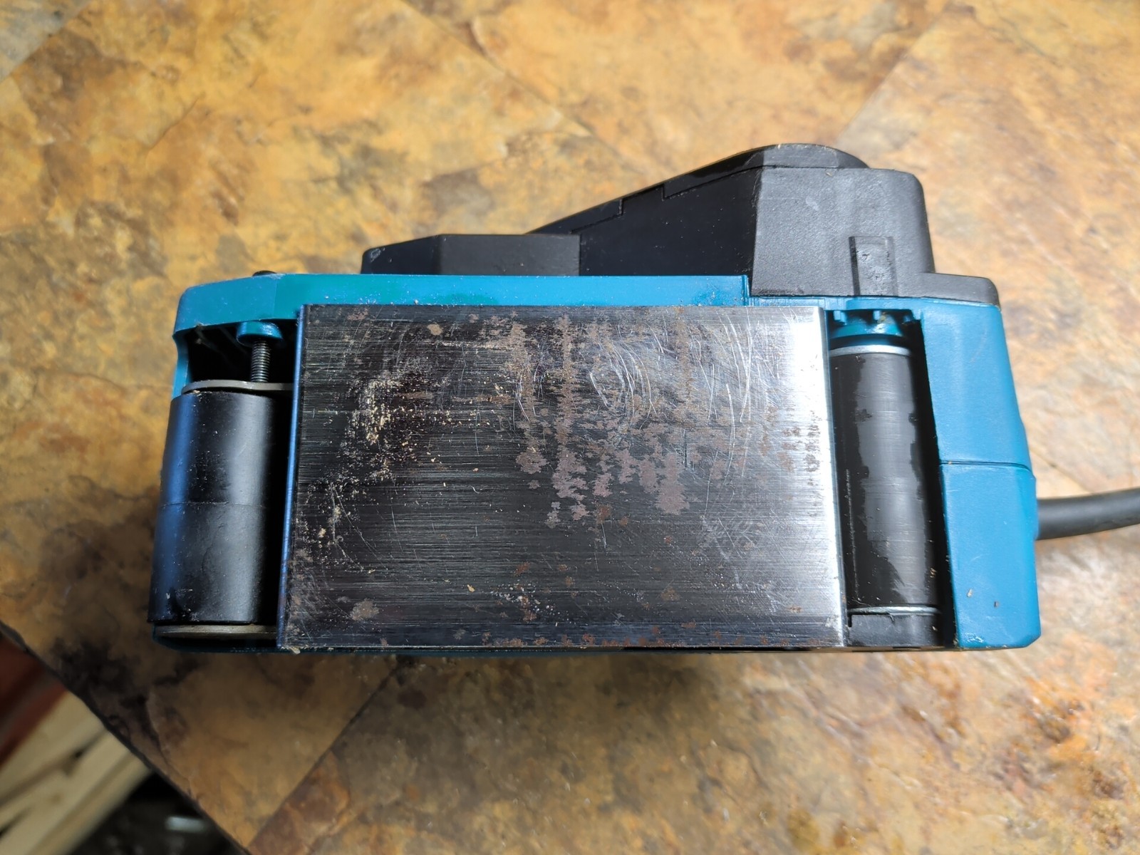 Makita 9911 5.6 Amp 3-Inch by 18-Inch Variable Speed Belt Sander with Cloth Dust