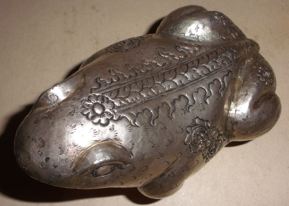 Large vintage South Eastern silver frog box