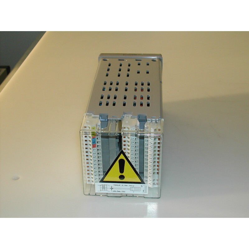 PRECISION TEMPERATURE CONTROLLER EUROTHERM 902S