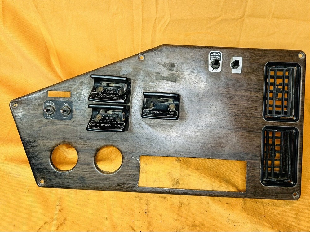 Freightliner FLD 120 Dash Panel