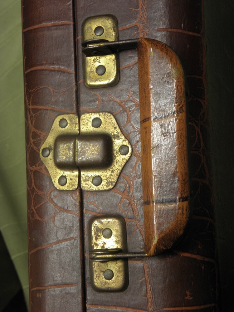 ALLIGATOR STYLE BROWN VIOLIN CASE