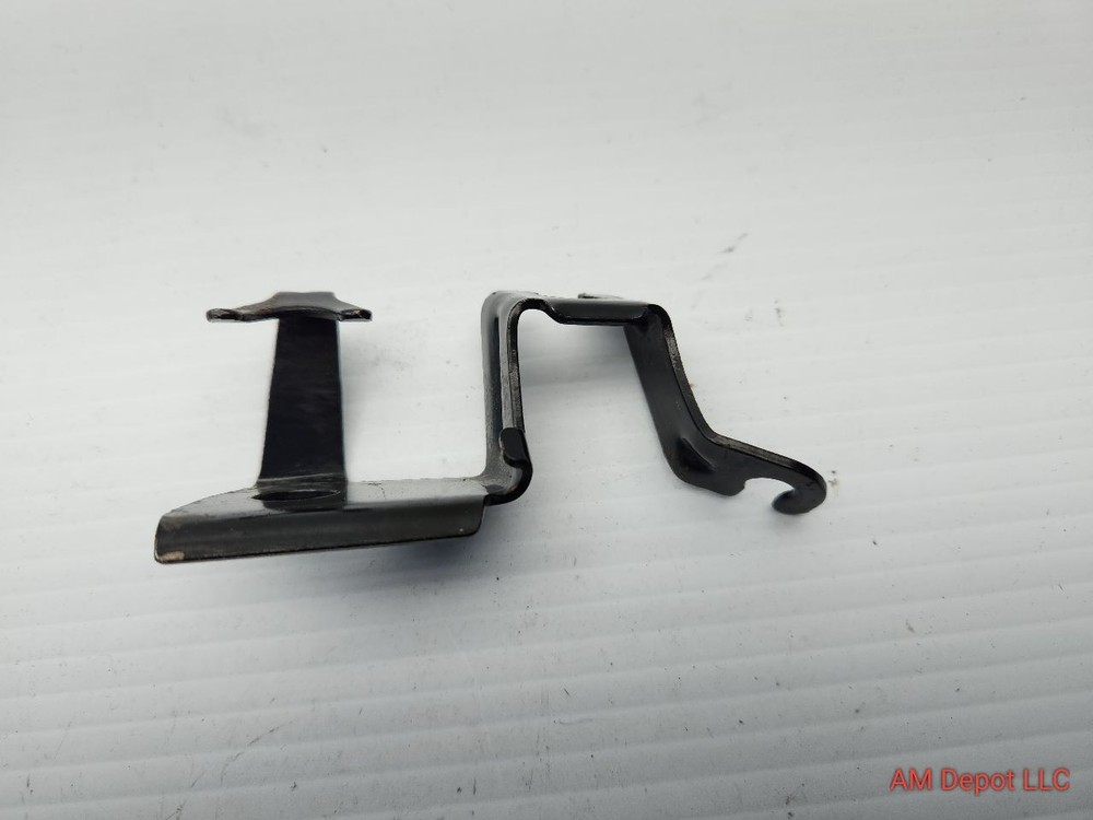 2009 BMW 135i 128i E82 E88 Front Left ABS Sensor Cable Holder / Bracket 6770629