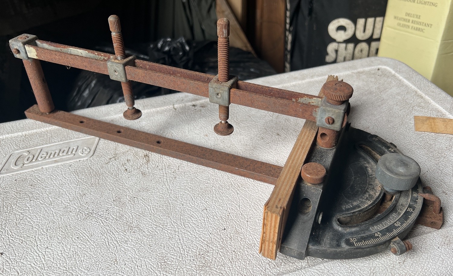 Rockwell Delta ? Auto-Set Miter Gauge with Hold Down Clamp for 3/4" x 3/8" Slot