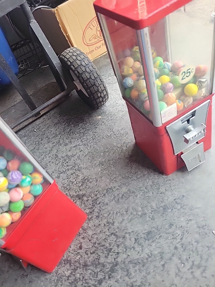 Vintage Gumball Machine. Working