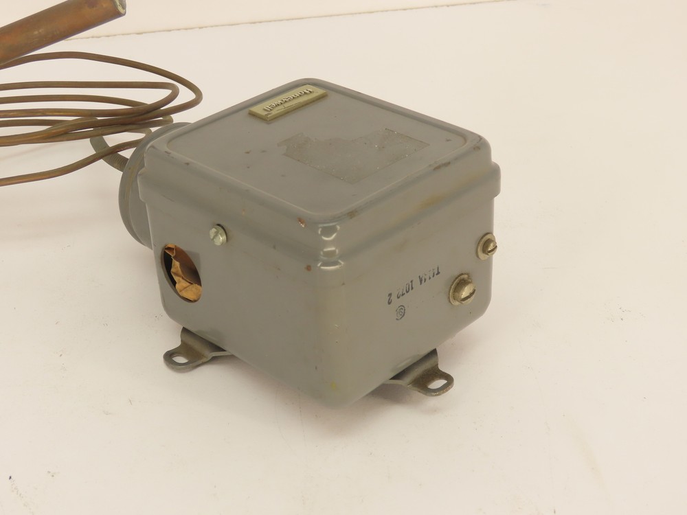 Honeywell T414A 1072 2 TEMPERATURE SWITCH CONTROLLER
