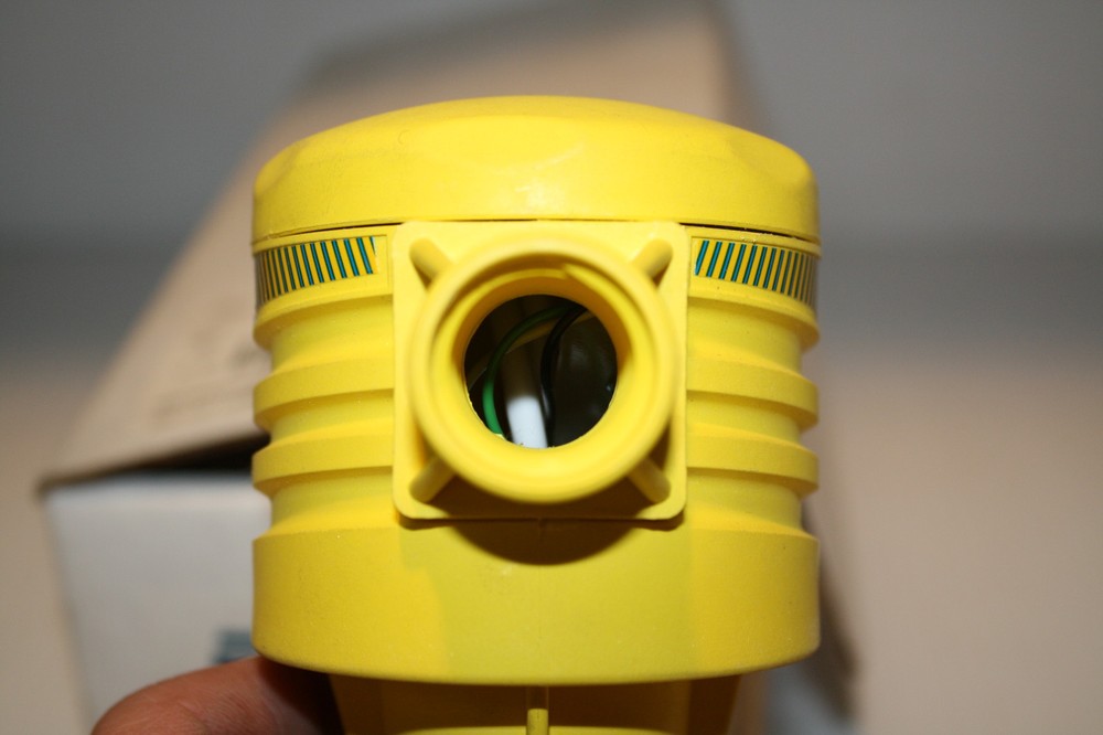 Flowline AZ18-1130 Polypropylene Switch-Pro Vibration Level