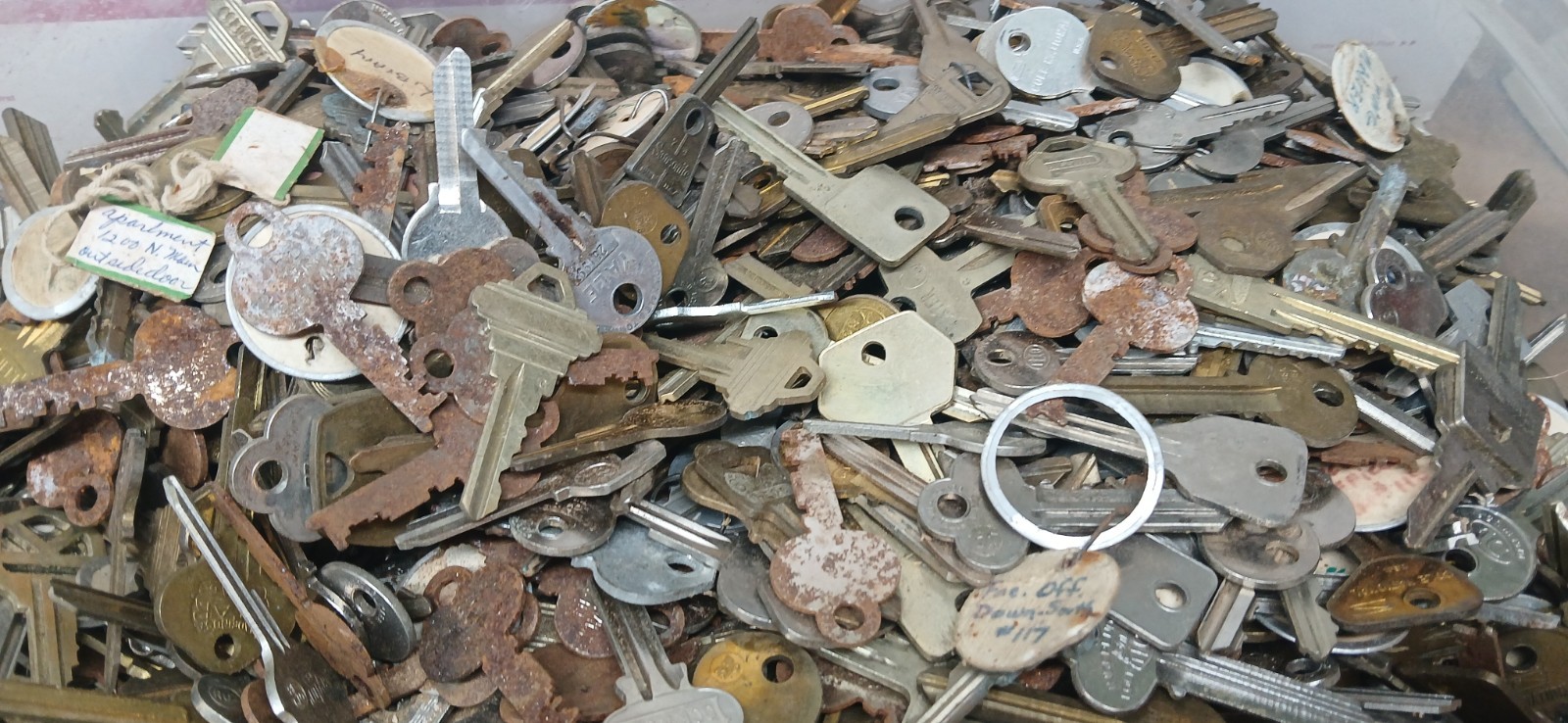 Large Lot 100 Miscellaneous Vintage Keys Padlocks Drawers Doors RANDOM 100 KEYS