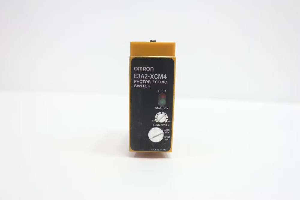 Omron E3A2-XCM4 Photoelectric Switch 24-240v-ac
