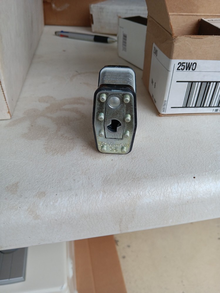 18 rekeyable padlocks KEYED ALIKE