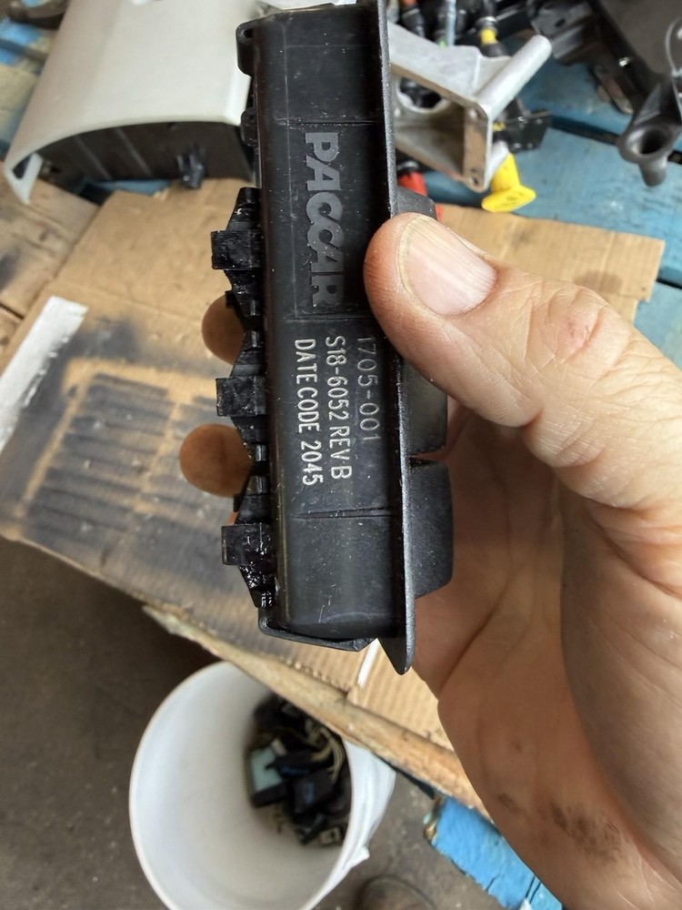 PETERBILT BEZEL SWITCH S18 6052