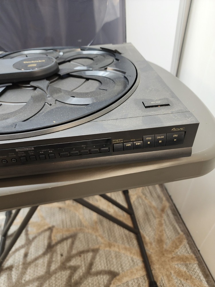 Technics 5 Dics is a multi compact displayer,No Plug