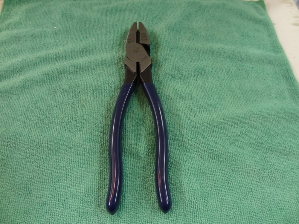 Klein Tools D213-9NE - Lineman's Pliers 9" High Leverage Side Cutting Pliers