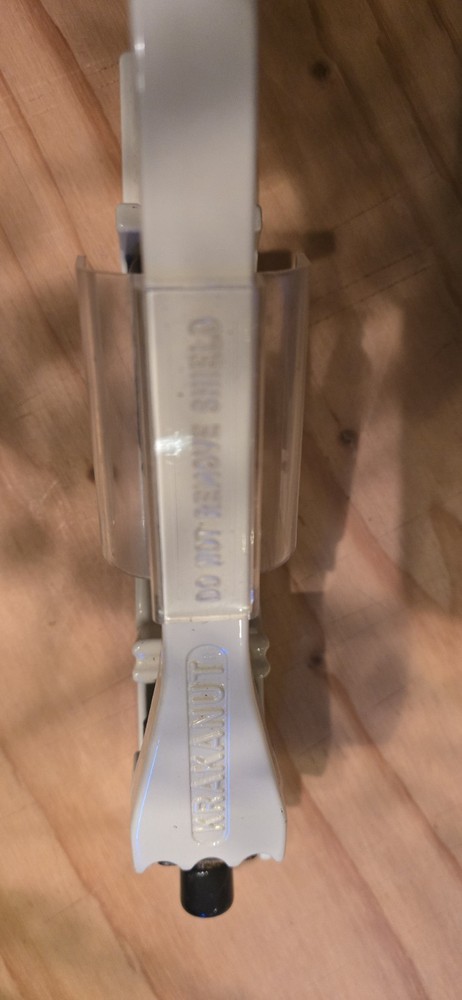 Krakanut macadamia nut cracker