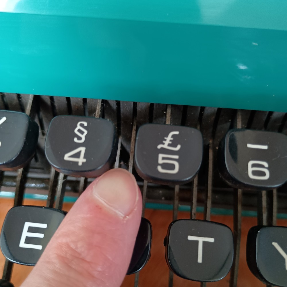 Olivetti Studio 45 Portable Manual Typewriter, Teal - INTERNATIONAL LAYOUT