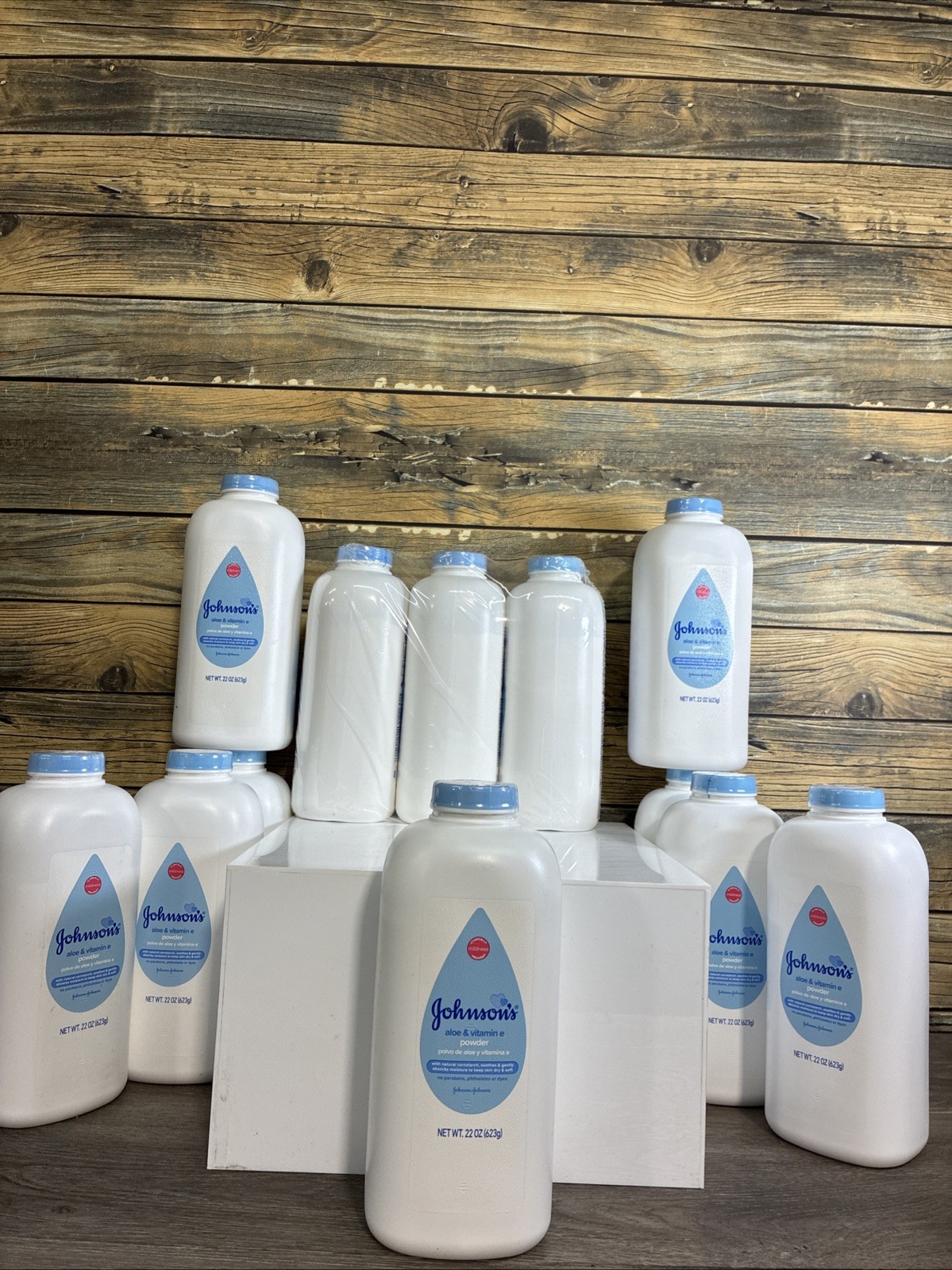 12 COUNT Johnson's Baby Powder Aloe / Vitamin E (talc-free) (623g) / 22 oz.