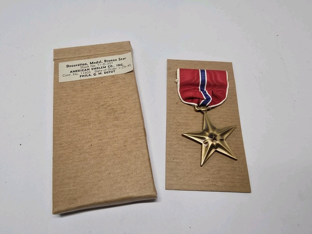 WWII BRONZE STAR IN CARDBOARD ISSUE BOX DATED 1/45