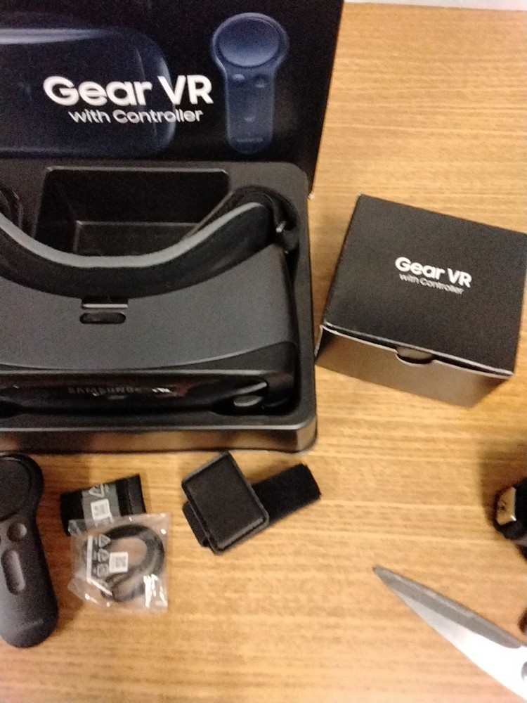 Same Day Samsung Gear VR Headset With Controller Oculus SM-R324NZAAXAR