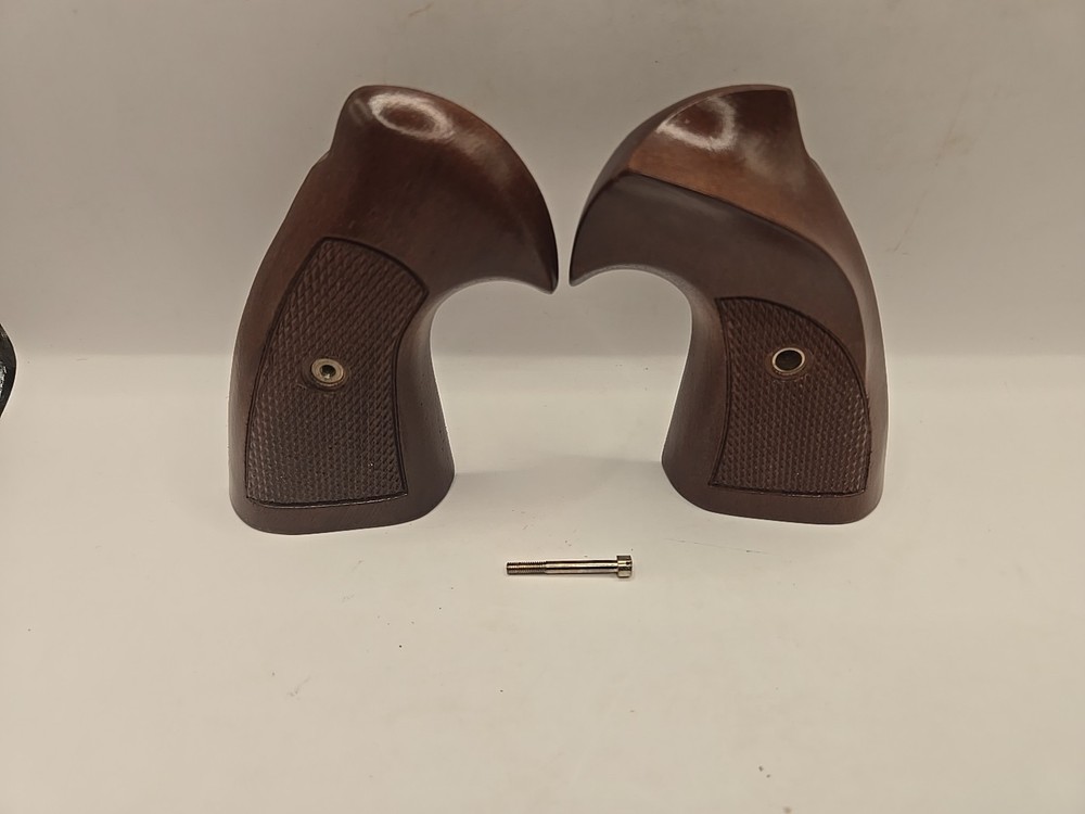 Sile Colt Python Checkered Walnut Thumbrest LG Target Grips. SIL70TR. EXCELLENT.