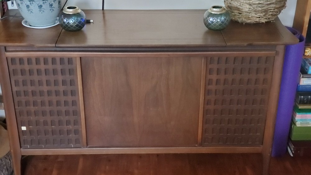 Sears Silvertone Phonograph/ Radio Console Vintage Collectable in Mint condition