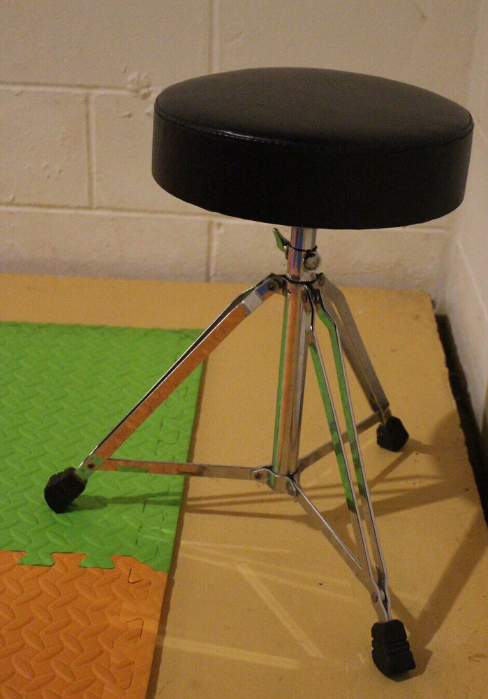 Drum throne with drum sticks