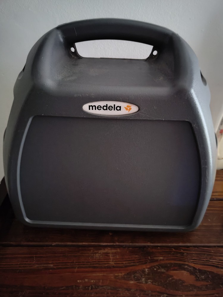 *Medela Breastpump & Case W/ EXTRAS*
