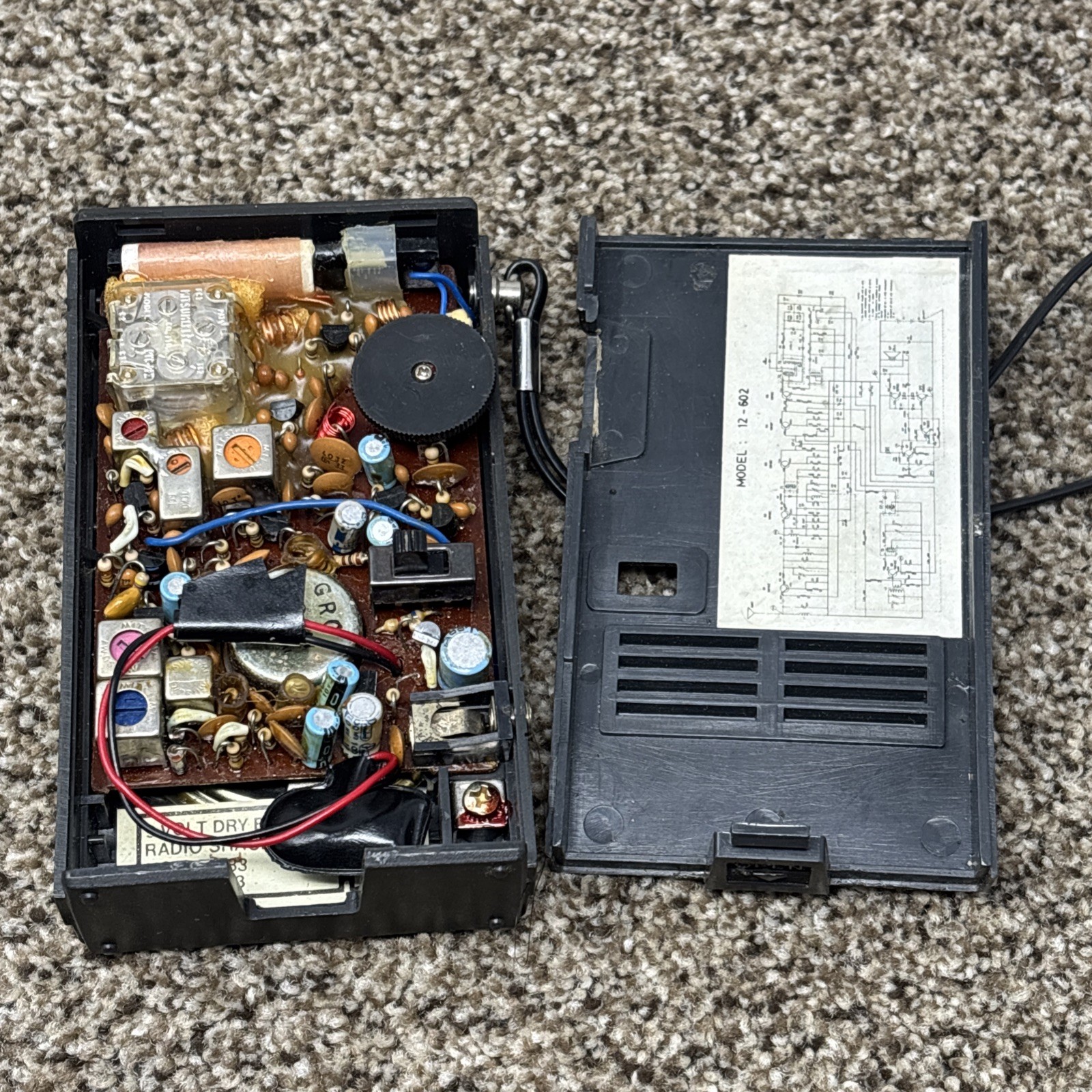 Vintage Radio Shack Realistic 12-602 AM/FM Portable Pocket Radio WORKS