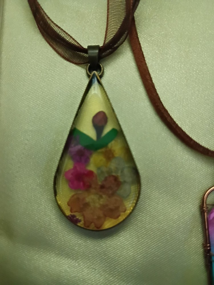 Hand Crafted Necklace With Stone & Flowers
