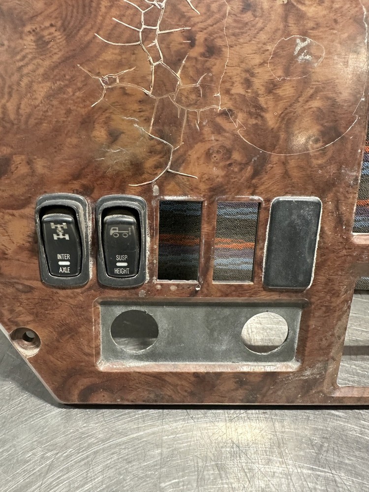 Mack CXU613 SWITCH PANEL Dash Panel - Used | P/N 84MT5102M
