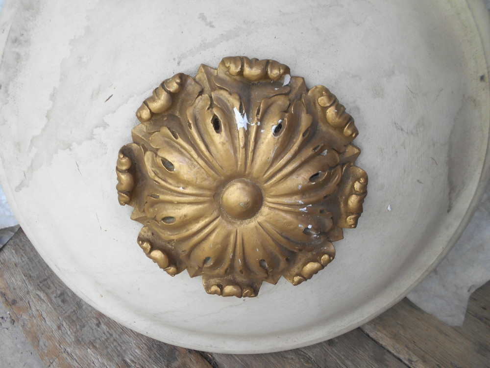 ANTIQUE VICTORIAN HANGING PLASTER CEILING MEDALLION