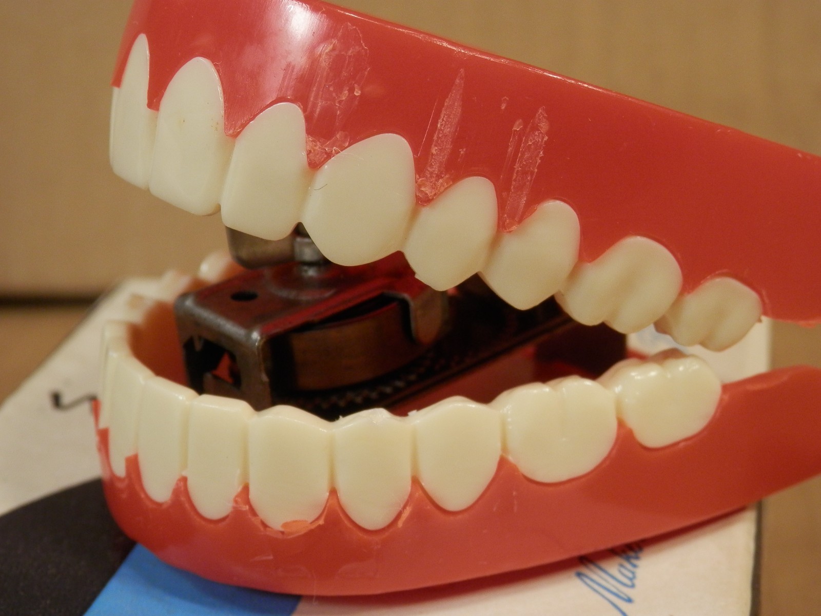 Vintage YAKITY-YAK TALKING CHATTERING TEETH Toy In Westclox Travette II Box