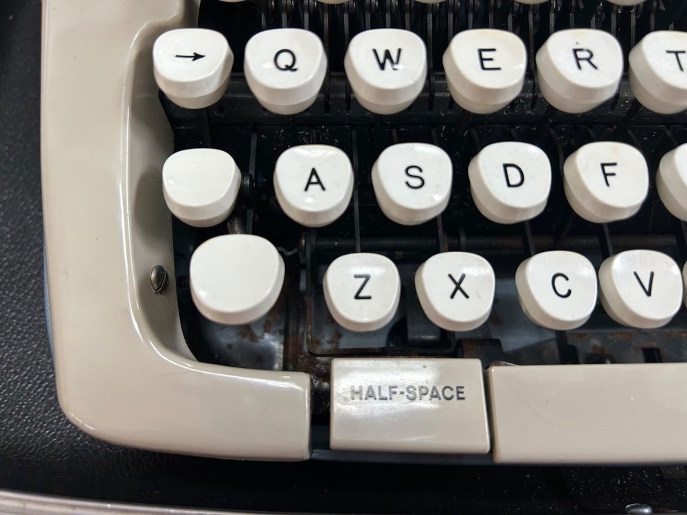 Smith Corona Classic 12 Typewriter w/ case