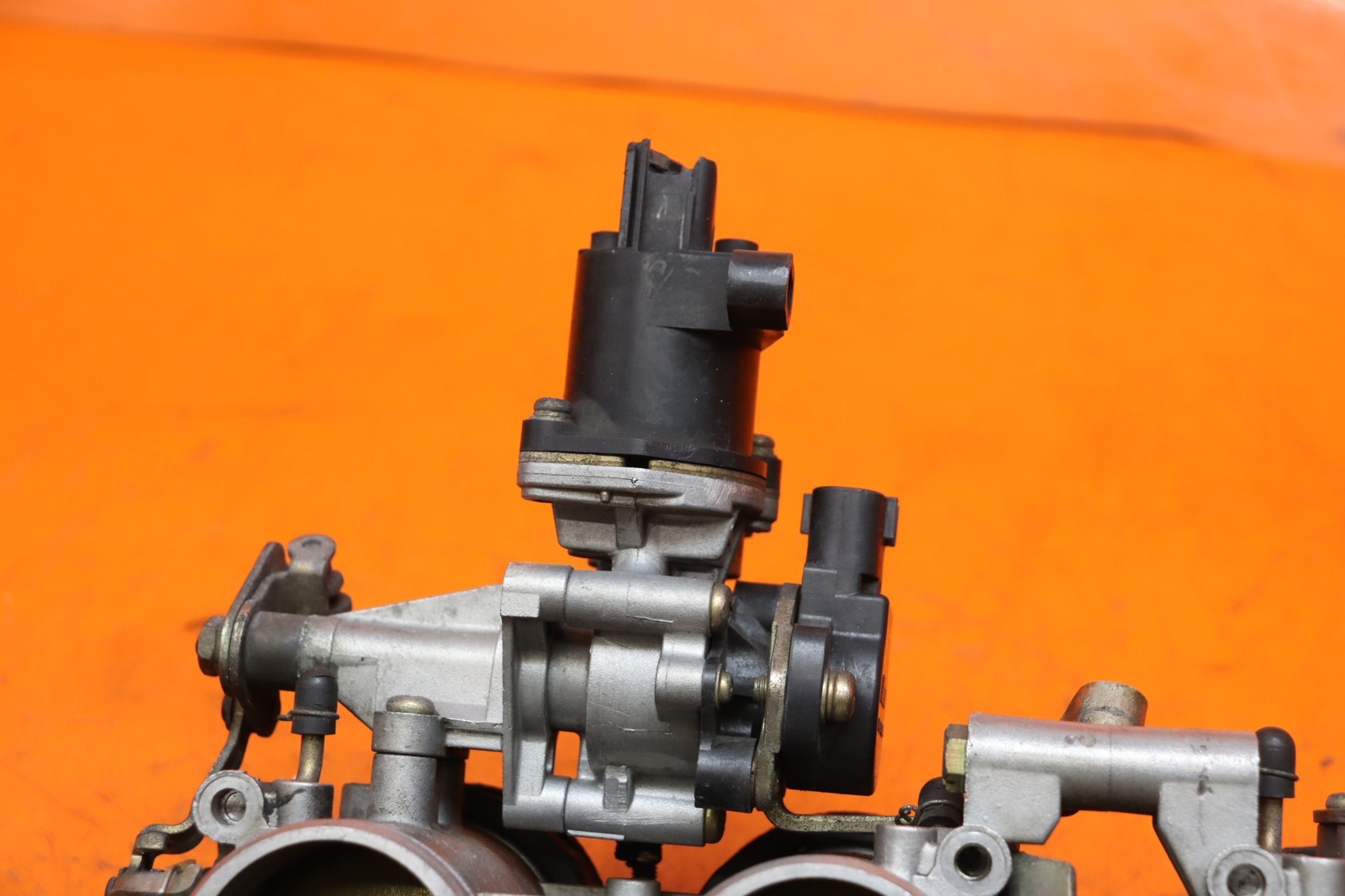 2004-2005 KAWASAKI NINJA ZX10R OEM MAIN FUEL INJECTORS / THROTTLE BODIES