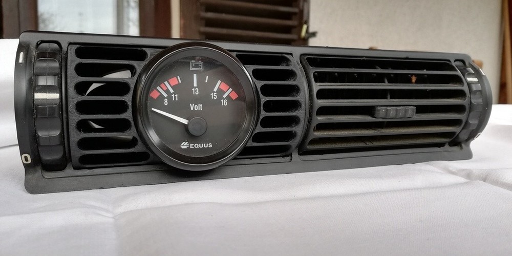 BMW E30 - 52mm Boost Gauge Vent Pod