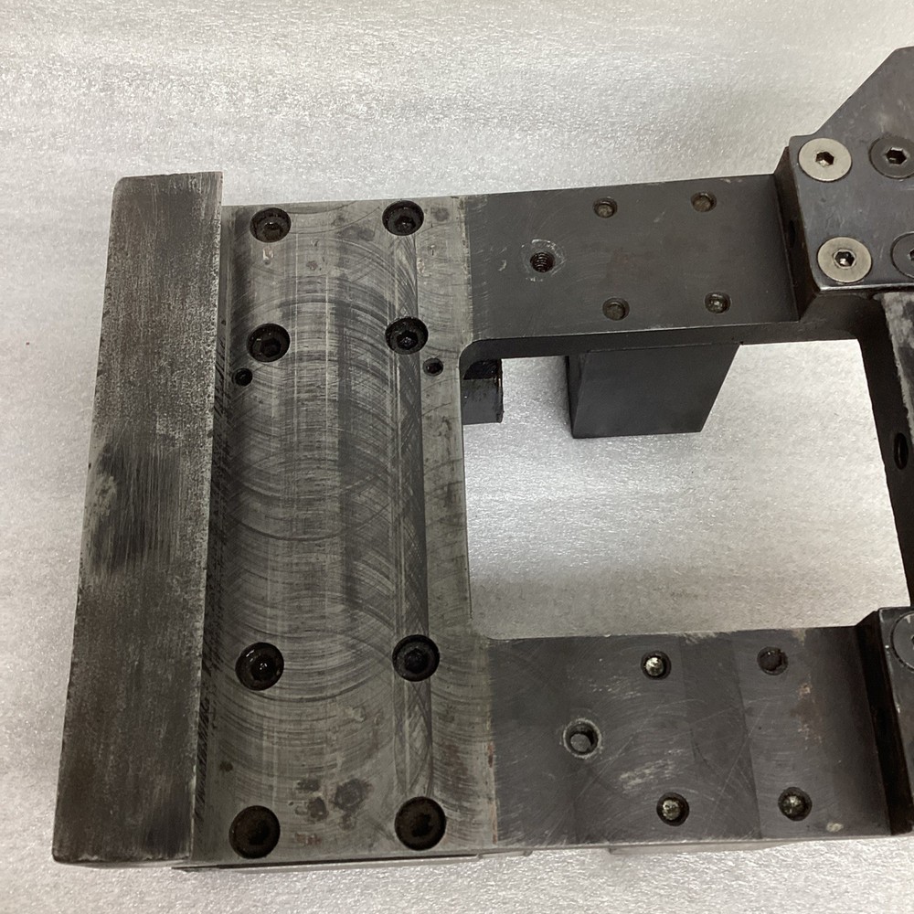 Self-centering vise for CNC machine