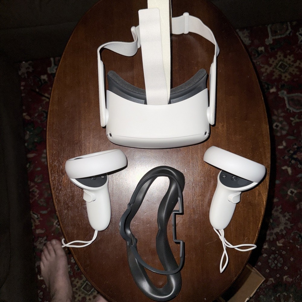 OCULUS Quest 2 controllers, Headset, travel case + bonus accessories