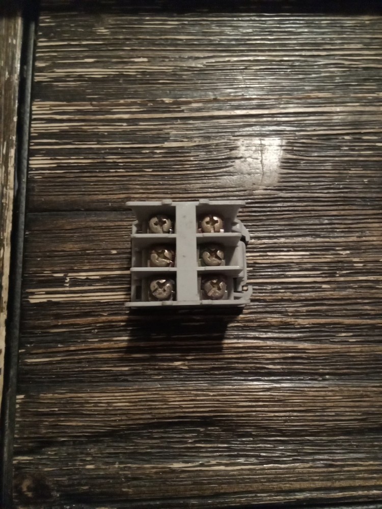 Idec BA211TU 20A 300V Terminal Block