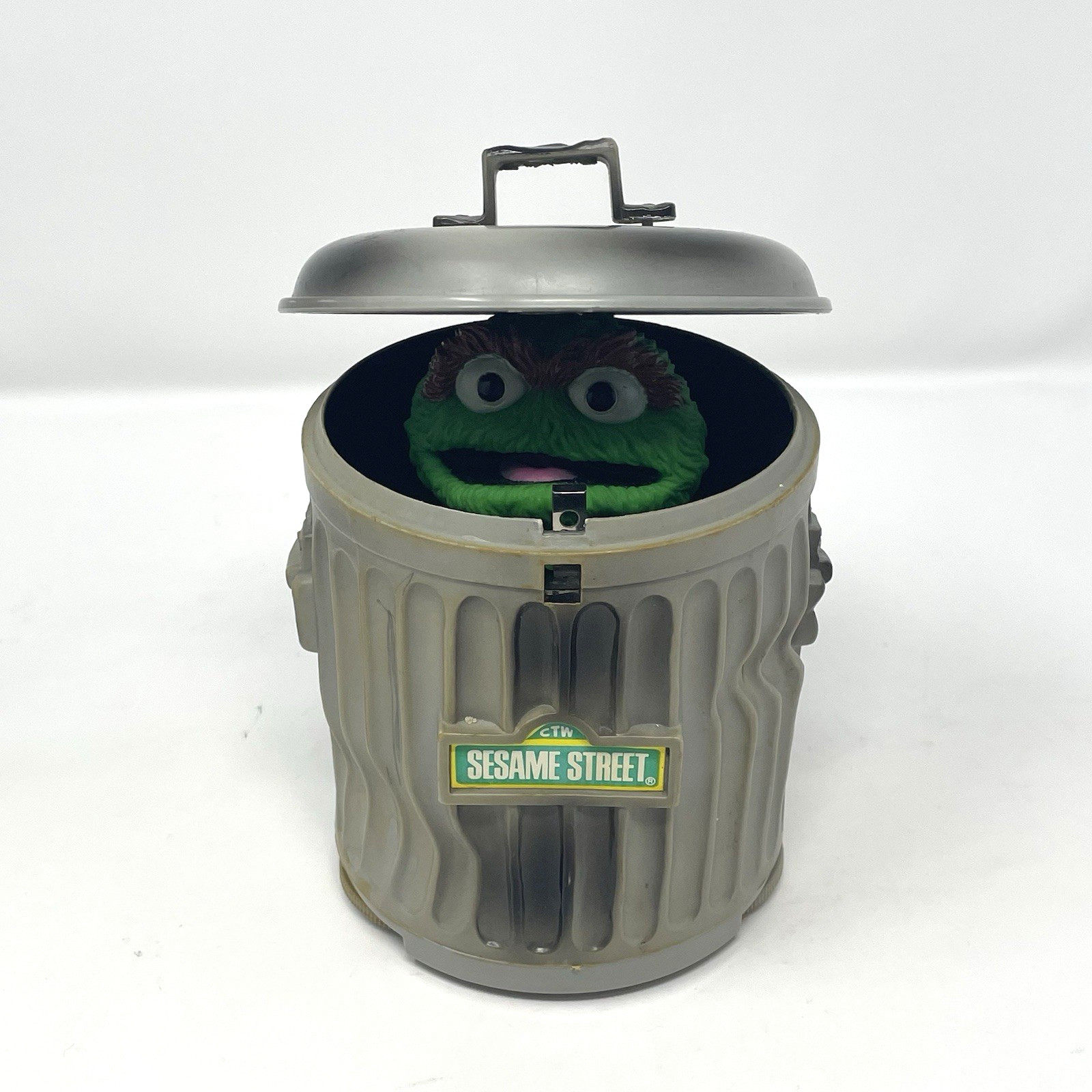 Vintage Sesame Street Oscar the Grouch Trash Can AM Transistor Radio 1970s w/Box