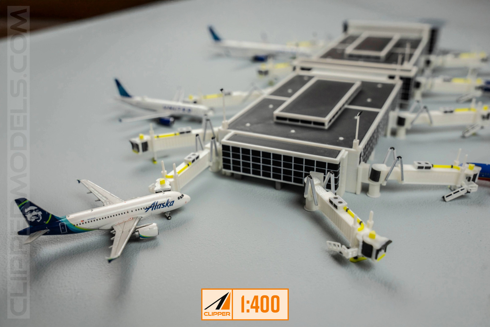 1:400 Model Airport Terminal/ Concourse V2 | Clipper Models